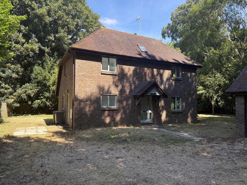 Lot: 66 - DETACHED THREE-BEDROOM HOUSE WITH SEPARATE GARAGING - Front view of detached house